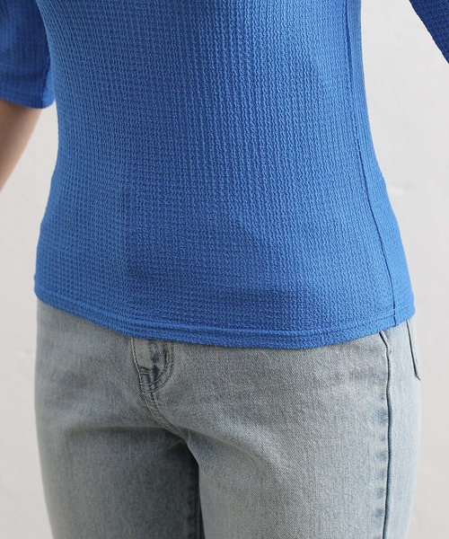 COLONY 2139(コロニートゥーワンスリーナイン)の「カットジャガードカットアウトTシャツ(Tシャツ/カットソー・レディース・ホワイト/ブラック/ブルー・FREE)」の6枚目の写真