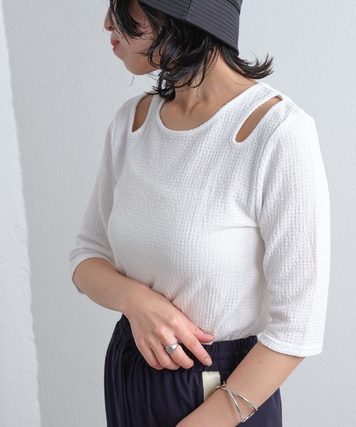 COLONY 2139(コロニートゥーワンスリーナイン)の「カットジャガードカットアウトTシャツ(Tシャツ/カットソー・レディース・ホワイト/ブラック/ブルー・FREE)」の16枚目の写真