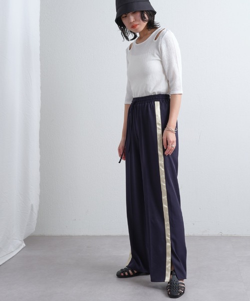 COLONY 2139(コロニートゥーワンスリーナイン)の「カットジャガードカットアウトTシャツ(Tシャツ/カットソー・レディース・ホワイト/ブラック/ブルー・FREE)」の10枚目の写真