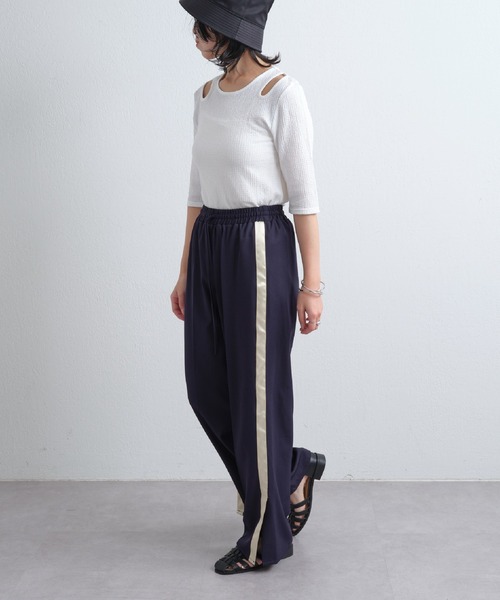 COLONY 2139(コロニートゥーワンスリーナイン)の「カットジャガードカットアウトTシャツ(Tシャツ/カットソー・レディース・ホワイト/ブラック/ブルー・FREE)」の7枚目の写真