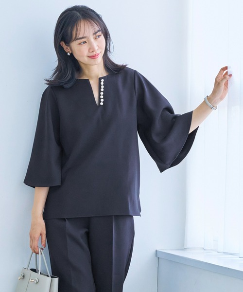 coca(coca)(コカ)の「セットアップ対応パール付きキーネックブラウス(シャツ/ブラウス・レディース・ブラック/ネイビー/グレイッシュベージュ・L/M)」の3枚目の写真