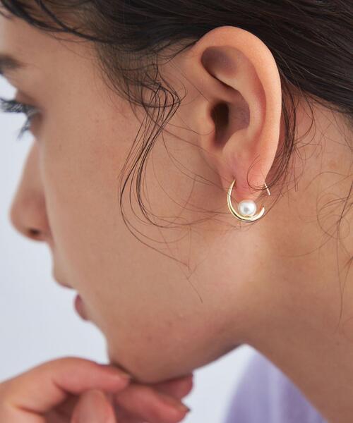 green label relaxing(グリーンレーベルリラクシング)の「シズクフープ & フェイクパール フックピアス(ピアス(両耳用)・レディース・ゴールド/シルバー・FREE)」の4枚目の写真