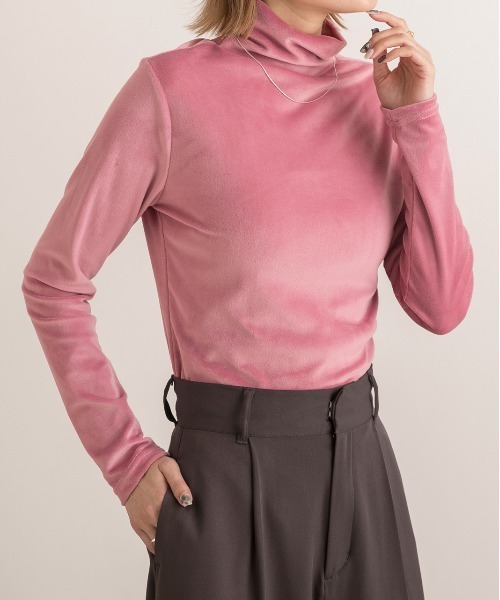 ad thie(アドティエ)の「ベロア素材 ハイネックプルオーバー(Tシャツ/カットソー・レディース・ブラック/オフホワイト/グレー/キャメル/ボルドー/ピンク/ダークグリーン・FREE)」の6枚目の写真