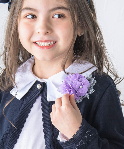 BeBe（ベベ）の「【日本製】パール付きコサージュ（ブローチ/コサージュ・キッズ・ホワイト/パープル・FREE）」の3枚目の写真