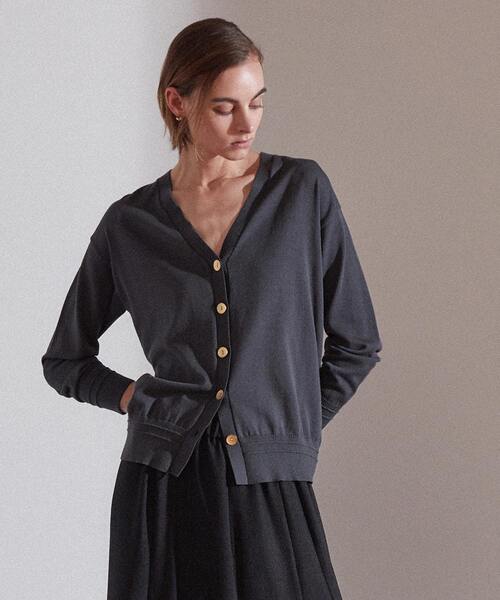 Liesse(リエス)の「アクセント釦カーディガン(カーディガン/ボレロ・レディース・スミクロ/オレンジ/アイボリー/セージグリーン・FREE)」の3枚目の写真