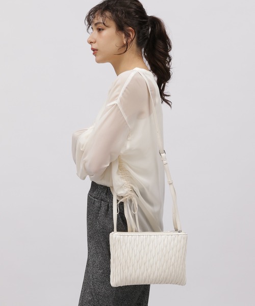 LAKOLE（ラコレ）の「ランダムプリーツパデットショルダーバッグ / 100206（ショルダーバッグ・レディース・ブラック/オフホワイト/その他1/ライトグリーン・FREE）」の2枚目の写真