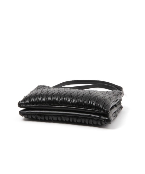 LAKOLE（ラコレ）の「ランダムプリーツパデットショルダーバッグ / 100206（ショルダーバッグ・レディース・ブラック/オフホワイト/その他1/ライトグリーン・FREE）」の8枚目の写真