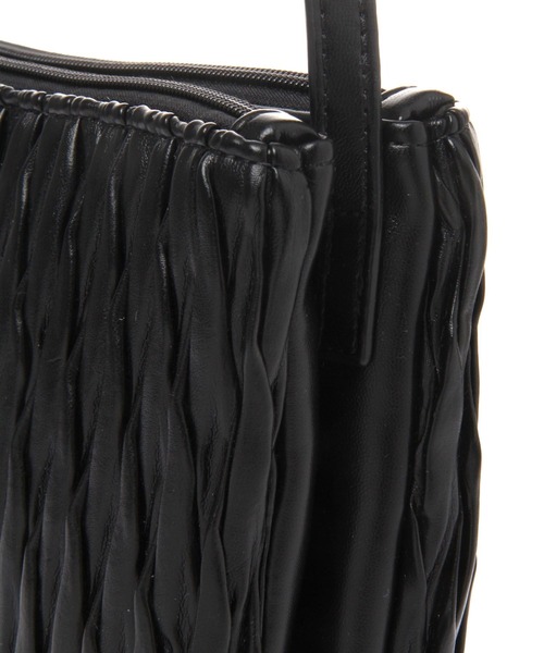 LAKOLE（ラコレ）の「ランダムプリーツパデットショルダーバッグ / 100206（ショルダーバッグ・レディース・ブラック/オフホワイト/その他1/ライトグリーン・FREE）」の11枚目の写真