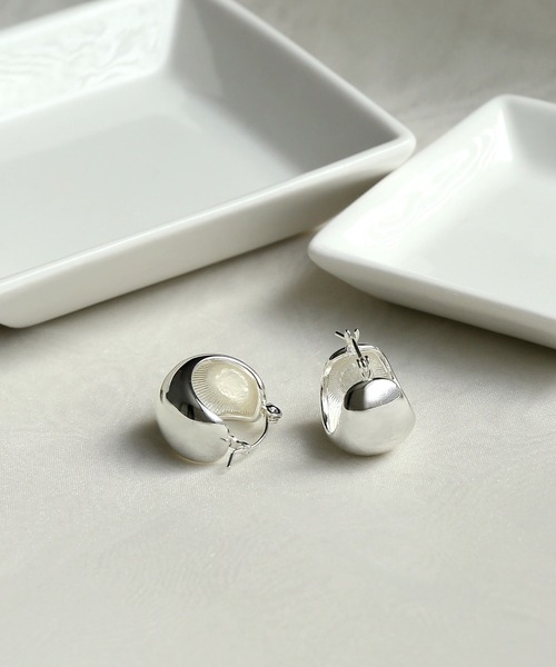 colleca la（コレカラ）の「[stainless]ステンレス・ワイドフープピアス〈金属アレルギー対応〉（ピアス（両耳用）・レディース・ゴールド/シルバー/ピンクゴールド・FREE）」の2枚目の写真