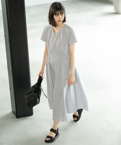 OPAQUE.CLIP(オペークドットクリップ)の「◆ドライタッチフィット&フレアワンピース【ストレッチ/イージーケア/吸水速乾/洗濯機洗い可】(ワンピース・レディース・ブラック/ホワイト系3/ブルーグリーン・38/42/36/40)」の16枚目の写真