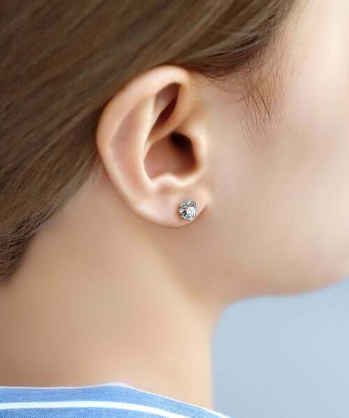 ANEMONE(アネモネ)の「【ステンレス】ビジュー×ミニフラワーピアス(ピアス(両耳用)・レディース・ゴールド/ピンクゴールド・FREE)」の5枚目の写真