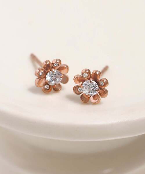 ANEMONE(アネモネ)の「【ステンレス】ビジュー×ミニフラワーピアス(ピアス(両耳用)・レディース・ゴールド/ピンクゴールド・FREE)」の7枚目の写真