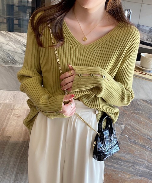 ECLIN（エクラン）の「袖ボタンVネックリブニットトップス（ニット/セーター・レディース・モカ/ブラック/アイボリー/カーキ/グリーン・FREE）」の4枚目の写真