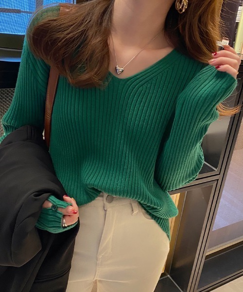 ECLIN（エクラン）の「袖ボタンVネックリブニットトップス（ニット/セーター・レディース・モカ/ブラック/アイボリー/カーキ/グリーン・FREE）」の5枚目の写真