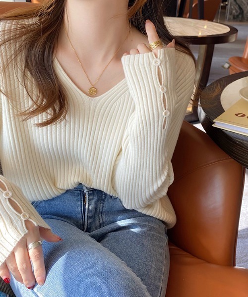 ECLIN（エクラン）の「袖ボタンVネックリブニットトップス（ニット/セーター・レディース・モカ/ブラック/アイボリー/カーキ/グリーン・FREE）」の3枚目の写真