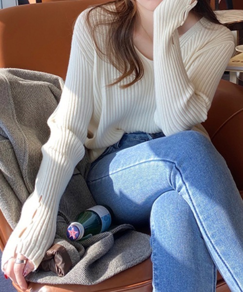 ECLIN（エクラン）の「袖ボタンVネックリブニットトップス（ニット/セーター・レディース・モカ/ブラック/アイボリー/カーキ/グリーン・FREE）」の9枚目の写真