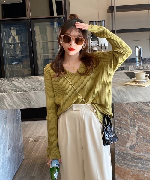 ECLIN（エクラン）の「袖ボタンVネックリブニットトップス（ニット/セーター・レディース・モカ/ブラック/アイボリー/カーキ/グリーン・FREE）」の11枚目の写真