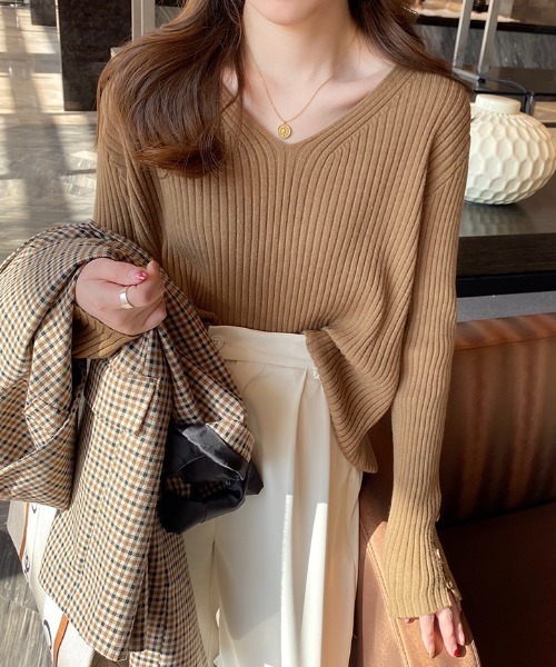 ECLIN（エクラン）の「袖ボタンVネックリブニットトップス（ニット/セーター・レディース・モカ/ブラック/アイボリー/カーキ/グリーン・FREE）」の14枚目の写真