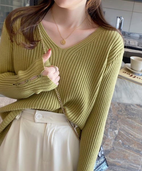 ECLIN（エクラン）の「袖ボタンVネックリブニットトップス（ニット/セーター・レディース・モカ/ブラック/アイボリー/カーキ/グリーン・FREE）」の22枚目の写真