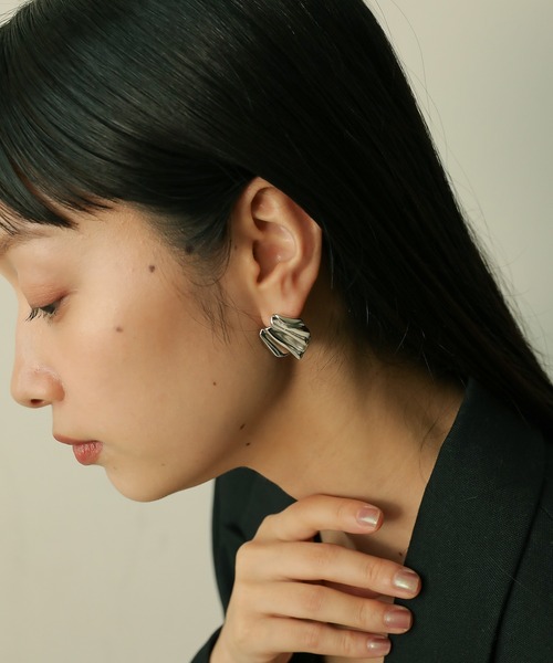 voov(ブーブ)の「ウェーブ プレート ピアス(ピアス(両耳用)・レディース・シルバー/ゴールド・フリー)」の1枚目の写真