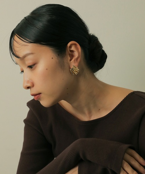 voov(ブーブ)の「ウェーブ プレート ピアス(ピアス(両耳用)・レディース・シルバー/ゴールド・フリー)」の6枚目の写真
