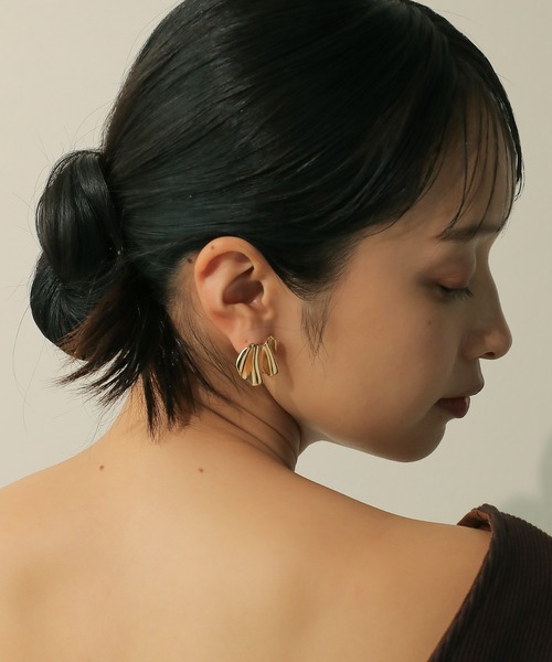 voov(ブーブ)の「ウェーブ プレート ピアス(ピアス(両耳用)・レディース・シルバー/ゴールド・フリー)」の5枚目の写真