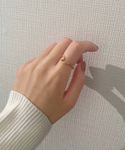 emouv by est（エモーヴバイエスト）の「デザインシンプルリング（リング・レディース・シルバー/ゴールド・5号/6号/7号）」の5枚目の写真