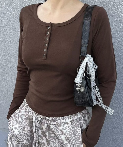 DIAVEL（ディアベル）の「【人気新色登場入荷済！今すぐチェック！】韓国風リブカットソー 長袖トップス／ヘンリーネック＆ボタンデザイン（Tシャツ/カットソー・レディース・ブラック/ホワイト/グレー/ネイビー/ブラウン・M）」の4枚目の写真