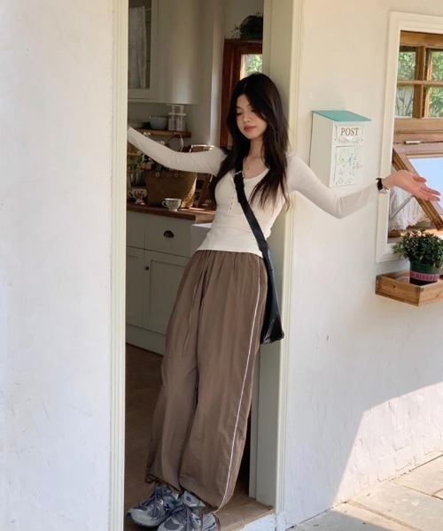 DIAVEL（ディアベル）の「【人気新色登場入荷済！今すぐチェック！】韓国風リブカットソー 長袖トップス／ヘンリーネック＆ボタンデザイン（Tシャツ/カットソー・レディース・ブラック/ホワイト/グレー/ネイビー/ブラウン・M）」の9枚目の写真