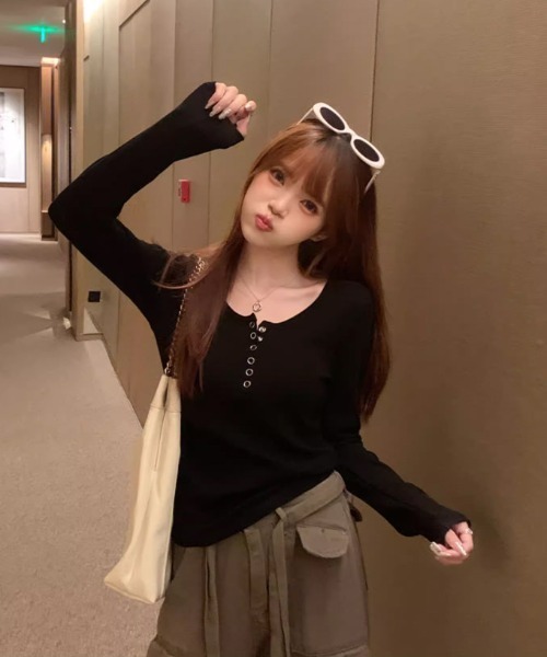 DIAVEL（ディアベル）の「【人気新色登場入荷済！今すぐチェック！】韓国風リブカットソー 長袖トップス／ヘンリーネック＆ボタンデザイン（Tシャツ/カットソー・レディース・ブラック/ホワイト/グレー/ネイビー/ブラウン・M）」の22枚目の写真