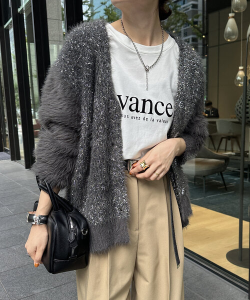 DouDou(ドゥドゥ)の「【WEB限定】フェザー×ラメニットカーディガン(カーディガン/ボレロ・レディース・チャコールグレー/シルバー/アイボリー・FREE)」の5枚目の写真