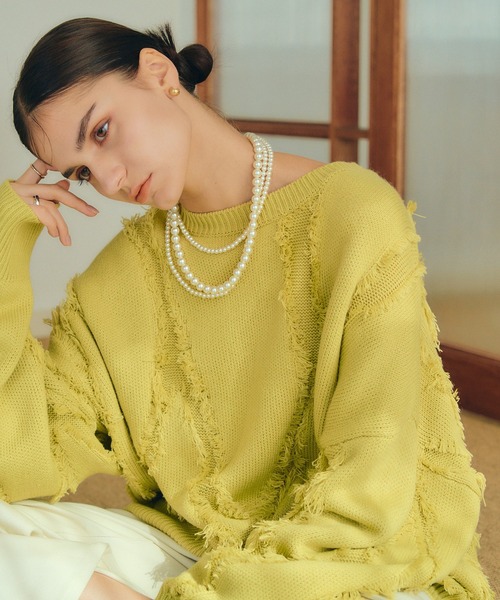 Editt by YECCA VECCA(エディットバイイェッカヴェッカ)の「フリンジルーズニット(ニット/セーター・レディース・ライム/ダークベージュ/アイボリー/チャコールグレー・FREE)」の4枚目の写真