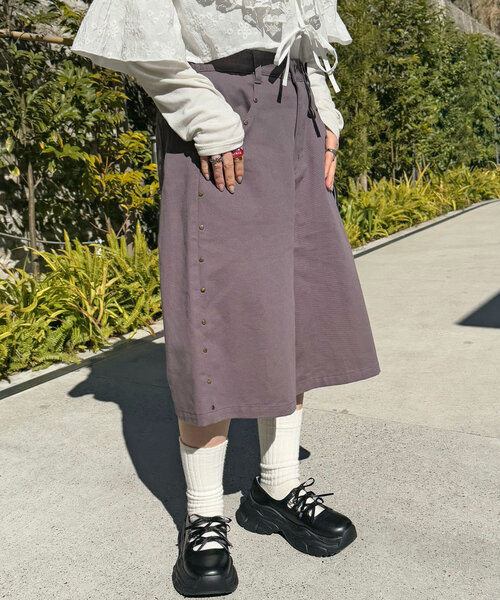 CIAOPANIC（チャオパニック）の「スタッズツイルハーフパンツ（その他パンツ・レディース・ベージュ/グレー・ONE SIZE）」の2枚目の写真