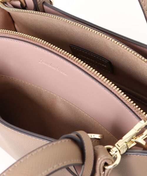 Jewelna Rose（ジュエルナローズ）の「セイディ・トートバッグ ミドルサイズ 16143（ハンドバッグ・レディース・アイボリー/グレイッシュベージュ/ブラック・FREE）」の13枚目の写真