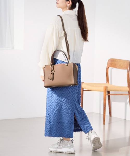 Jewelna Rose（ジュエルナローズ）の「セイディ・トートバッグ ミドルサイズ 16143（ハンドバッグ・レディース・アイボリー/グレイッシュベージュ/ブラック・FREE）」の5枚目の写真