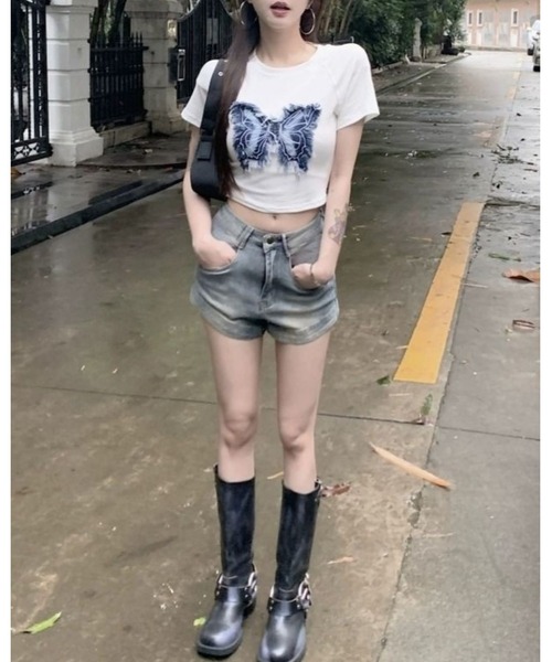 FUNdaysion(ファンデイション)の「クロップド丈バタフライ刺しゅうTシャツ(Tシャツ/カットソー・レディース・ブラック/ホワイト/カーキ・M)」の9枚目の写真