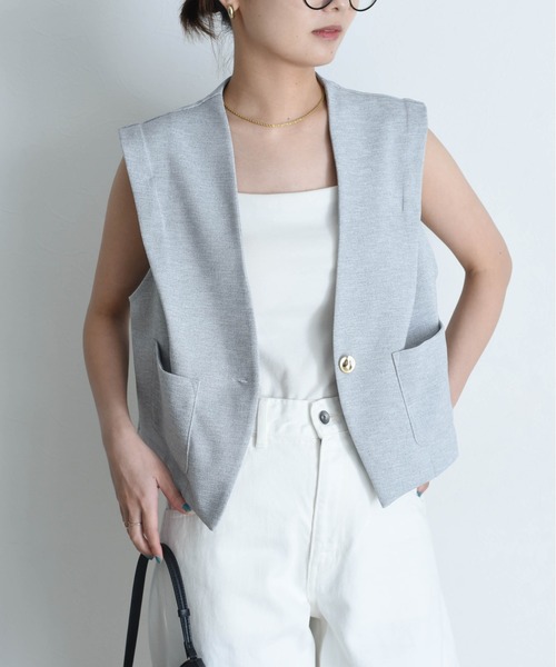 Eimee Law(エイミーロウ)の「ショルダータック クロップドベスト(ベスト・レディース・ブラック/ライトグレー/グレー/ベージュ・FREE)」の4枚目の写真