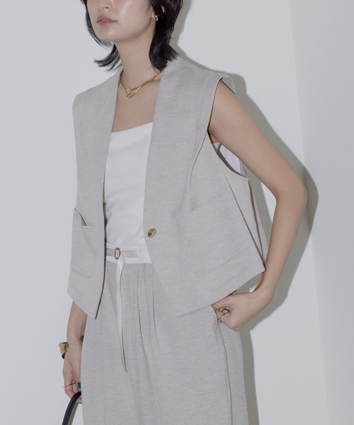 Eimee Law(エイミーロウ)の「ショルダータック クロップドベスト(ベスト・レディース・ブラック/ライトグレー/グレー/ベージュ・FREE)」の13枚目の写真