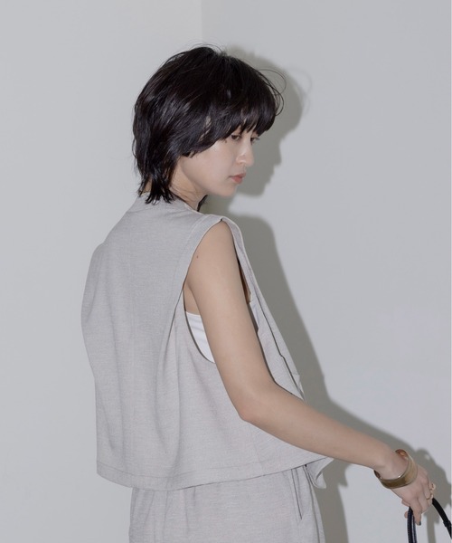 Eimee Law(エイミーロウ)の「ショルダータック クロップドベスト(ベスト・レディース・ブラック/ライトグレー/グレー/ベージュ・FREE)」の17枚目の写真