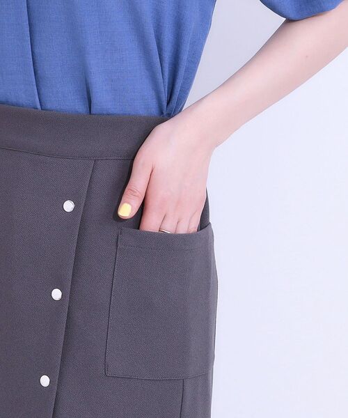 DRESKIP(ドレスキップ)の「【S-LL】カジュアルにもきれいめにも ドット釦カーゴナロースカート(スカート・レディース・チャコールグレー/ブラック/サンドベージュ・01/02/03/04)」の6枚目の写真