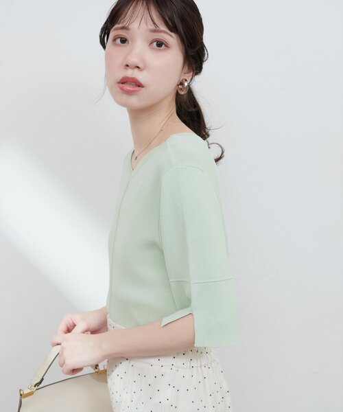 natural couture（ナチュラルクチュール）の「【WEB限定】前後2WAYピンタック切替袖シンプルニット（ニット/セーター・レディース・オフホワイト/ブルー/グレイッシュベージュ/ピンク系その他/ブラック/ミント・FREE）」の4枚目の写真