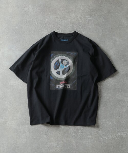 EDIFICE(エディフィス)の「SAVIGNAC (サヴィニャック) 別注 French Company プリント Tシャツ(Tシャツ/カットソー・メンズ・ブラック系その他/ブルー/ブラック/ホワイト/グリーン/レッド/パープル/イエロー・MEDIUM/LARGE/X-LARGE)」の1枚目の写真