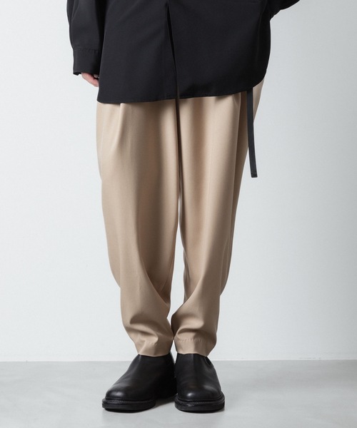 ato（アトウ）の「RECYCLE POLYESTER 2-TUCK TAPERED PANTS（スラックス・メンズ・ブラック/トップグレー/ベージュ・44/48/46）」の3枚目の写真
