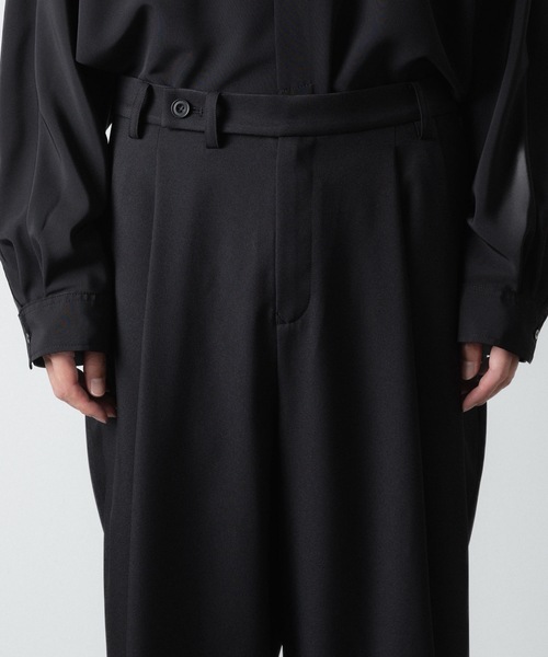 ato（アトウ）の「RECYCLE POLYESTER 2-TUCK TAPERED PANTS（スラックス・メンズ・ブラック/トップグレー/ベージュ・44/48/46）」の9枚目の写真