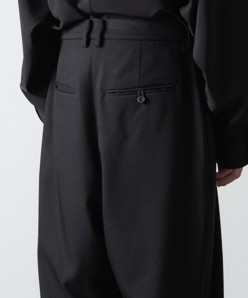 ato（アトウ）の「RECYCLE POLYESTER 2-TUCK TAPERED PANTS（スラックス・メンズ・ブラック/トップグレー/ベージュ・44/48/46）」の11枚目の写真