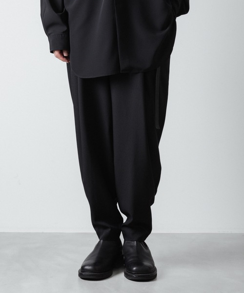 ato（アトウ）の「RECYCLE POLYESTER 2-TUCK TAPERED PANTS（スラックス・メンズ・ブラック/トップグレー/ベージュ・44/48/46）」の4枚目の写真