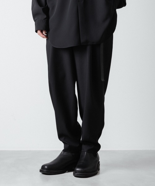 ato（アトウ）の「RECYCLE POLYESTER 2-TUCK TAPERED PANTS（スラックス・メンズ・ブラック/トップグレー/ベージュ・44/48/46）」の5枚目の写真