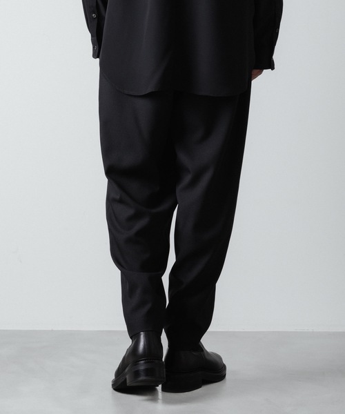 ato（アトウ）の「RECYCLE POLYESTER 2-TUCK TAPERED PANTS（スラックス・メンズ・ブラック/トップグレー/ベージュ・44/48/46）」の8枚目の写真
