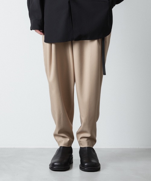 ato（アトウ）の「RECYCLE POLYESTER 2-TUCK TAPERED PANTS（スラックス・メンズ・ブラック/トップグレー/ベージュ・44/48/46）」の17枚目の写真