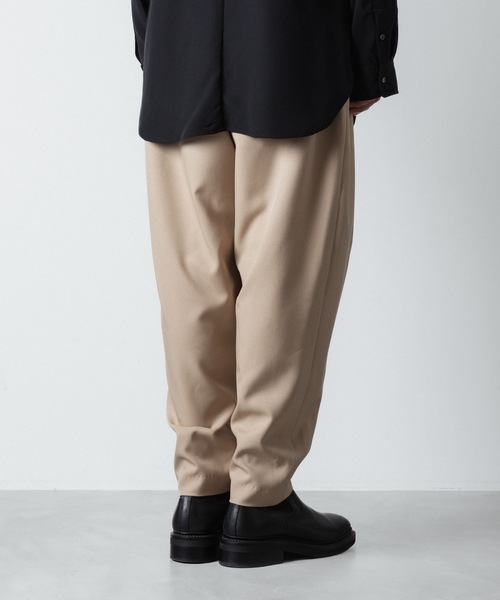 ato（アトウ）の「RECYCLE POLYESTER 2-TUCK TAPERED PANTS（スラックス・メンズ・ブラック/トップグレー/ベージュ・44/48/46）」の22枚目の写真